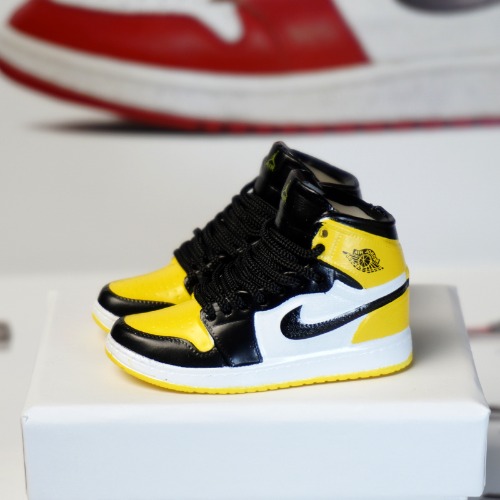 신발 미니어쳐 Nike Air Jordan 1 AJ1 black and yellow toes MT-0194